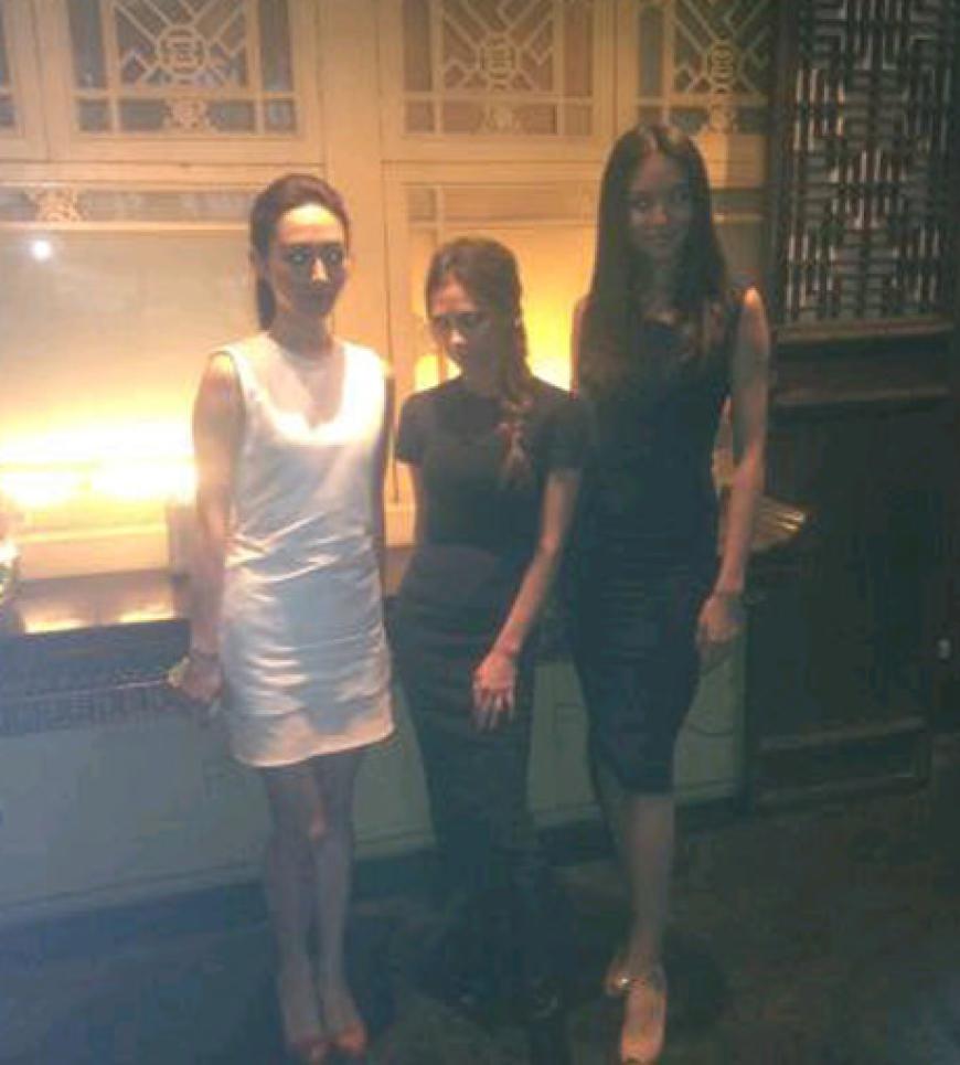 Vic in Peking: Dieses Foto mit zwei asiatischen Models kommentierte sie entsetzt: