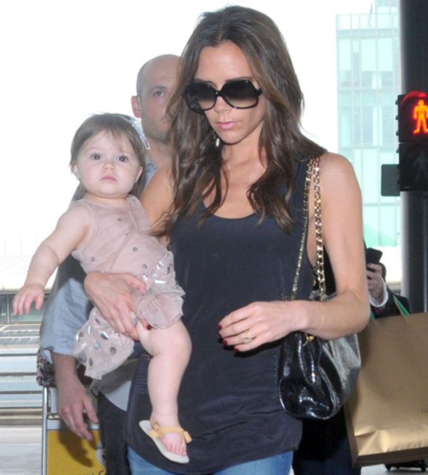 Zum Knutschen! Harper begleitet ihre Mutter Victoria Beckham überall mit hin - sogar nach Hong Kong. Eben schon ein echter Jetsetter!