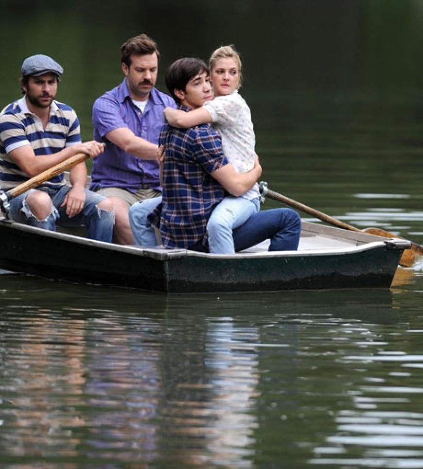 Drew und Justin drehen eine Filmszene im Ruderboot