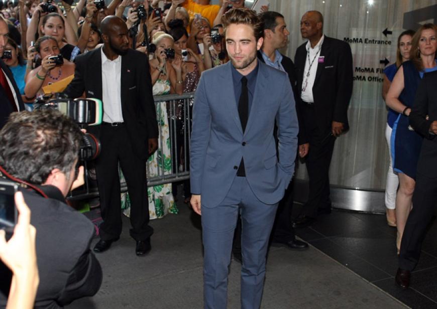 Im blauen Designer-Anzug machte Robert Pattinson eine richtig gute Figur. Tausende Fans erwarteten den Superstar bereits vor dem