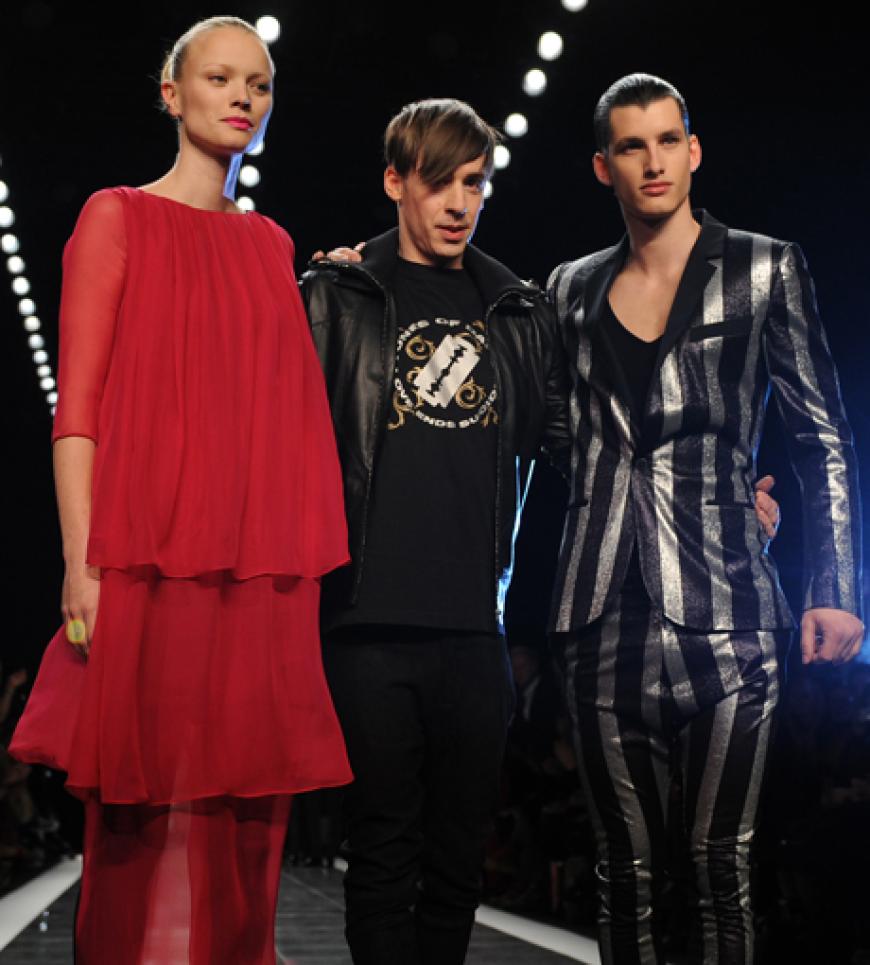 Franziska Knuppe mit dem Designer und einem männlichen Model beim großen Finale nach der Show