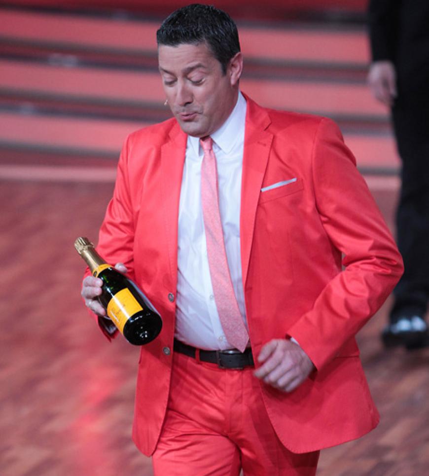 Joachim Llambi mit einer Flasche Champagner