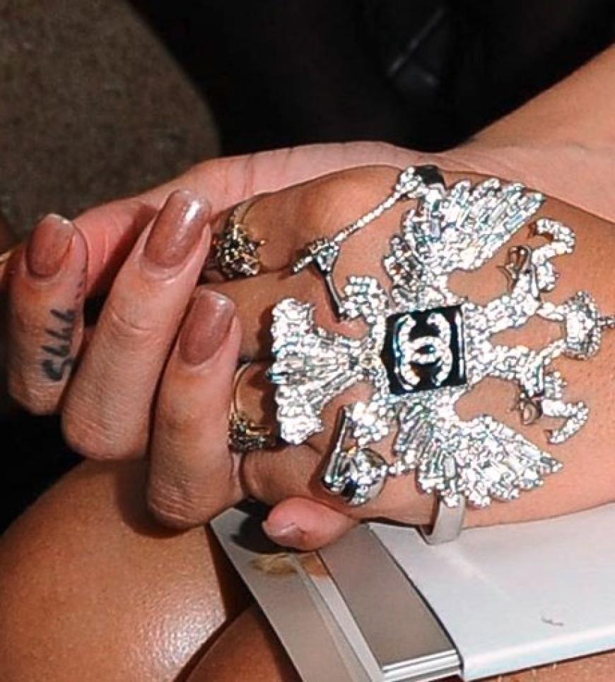 Und nicht nur die Handtasche von Rihanna trug das Chanel-Logo, sondern auch ihr Schmuck