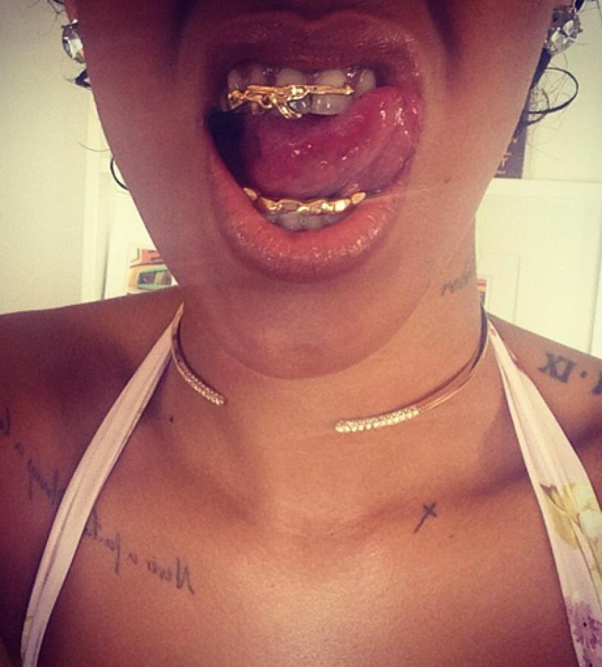 Bei den Gesprächsthemen Bling Bling und Gangster darf Rihanna nicht fehlen. Sie hat sich für eine ausgefallene Variante Grillz entschieden