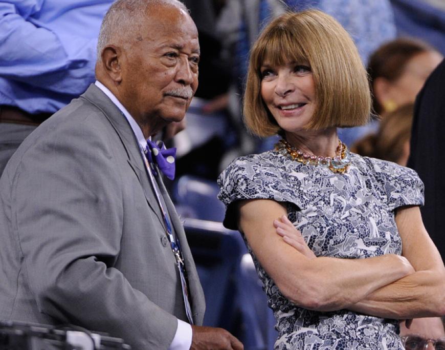 Sie. Kann. Lachen!!! Zumindest entlockt der ehemalige New Yorker Bürgermeister David Dinkins Vogue-Chefin Anna Wintour ein kleines Lächeln