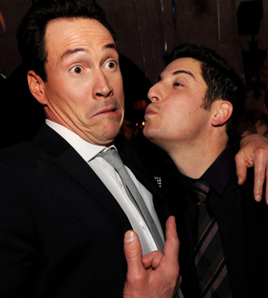 Finden sich zum Knutschen: Chris Klein und Jason Biggs. Übrigens: Ab dem 26. April 2012 feiern Jim, Stifler & Co ihr Klassentreffen – denn der vierte Teil der erfolgreichen Reihe