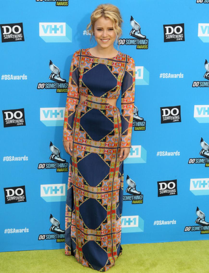 US-Schauspielerin Taylor Spreitler in einem bodenlangen Kleid