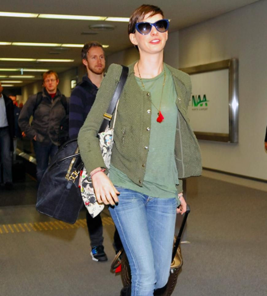 Narita, Japan: Hollywood-Star Anne Hathaway (und dahinter ihr Mann Adam Shulman) am Airport. Ihr Auftrag: Die Premiere von