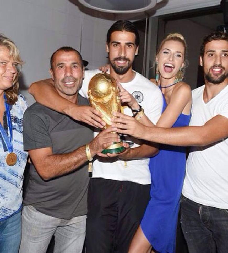Sami Khedira (Mitte) mit Mama, Papa, Freundin Lena Gercke und seinem Bruder