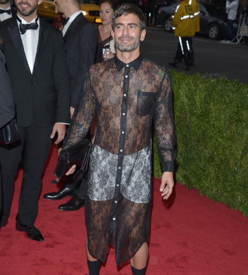 Designer Marc Jacobs sollte eigentlich Ahnung von Mode haben. Bei der Costume Institute Gala schockte er in diesem Spitzenkleid mit Boxershorts