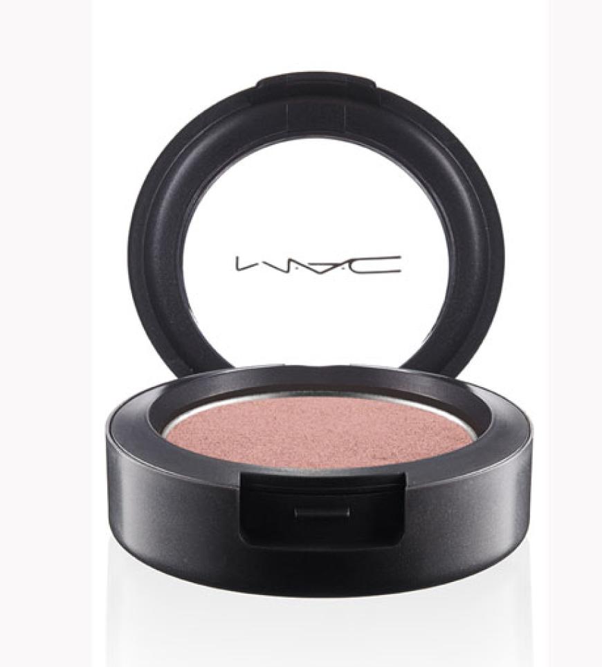 Juliannes Augen Make-up ist sehr dezent.´ Ein zarter Rosé-Ton wird auf das beweglichen Lid gesetzt.