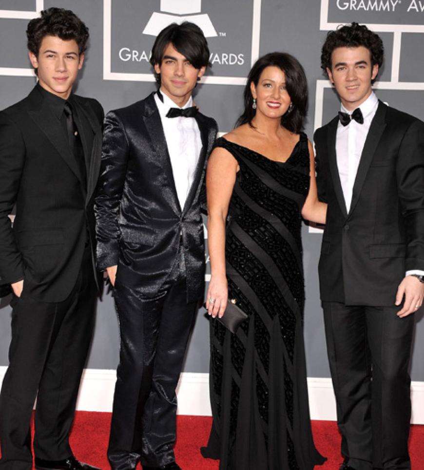 Die Jonas Brothers (Nick, Joe & Kevin) nahmen ihre Mutter Denise Jonas sogar mit zur Grammy-Verleihung. Was für ein Familienausflug!