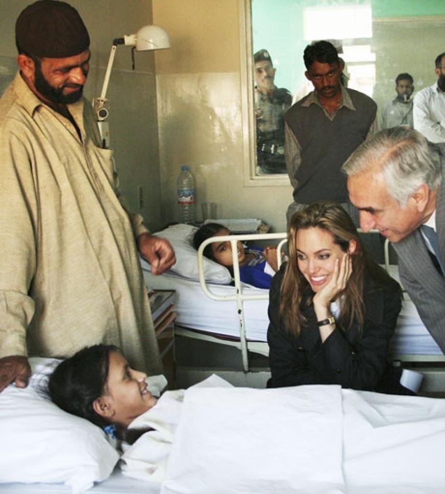 Hier sitzt sie am Krankenbett eines Mädchens in Pakistan