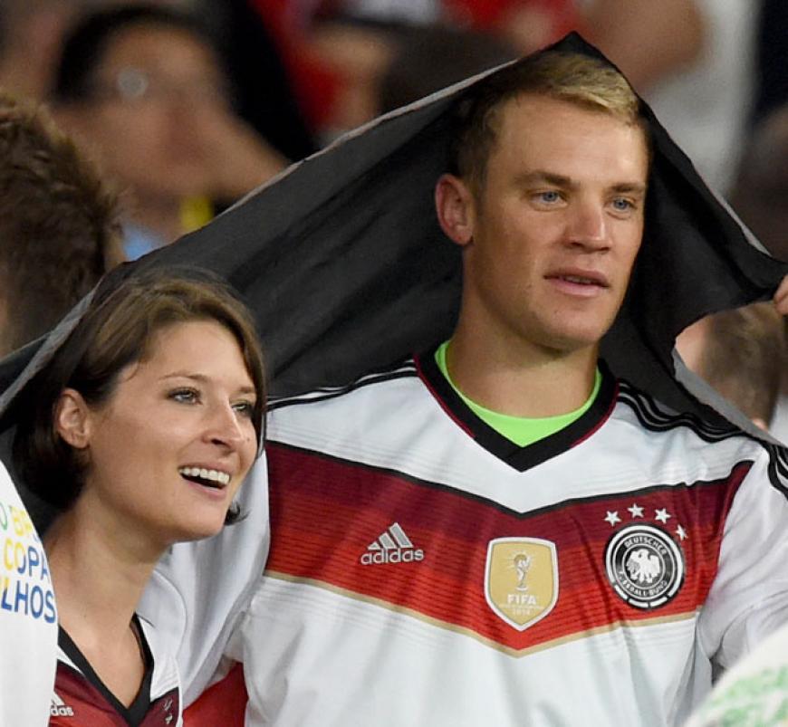 Kathrin Gilch und Torwart des Turniers, der einzig wahre Manuel Neuer, verstecken sich. Hach, wir sind Weltmeister! Danke Jungs!