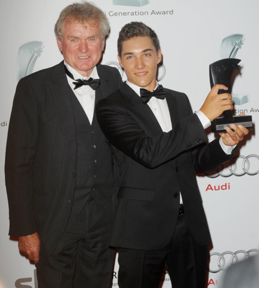 Fußball-Legende Sepp Maier mit Dominic Foos. Der 14-Jährige wurde mit dem Preis in der Kategorie