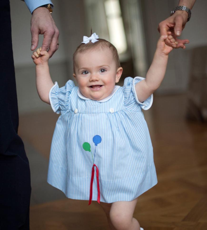 Laufen kann der kleine Zwerg auch schon - an Mamas und Papas Händen, versteht sich!