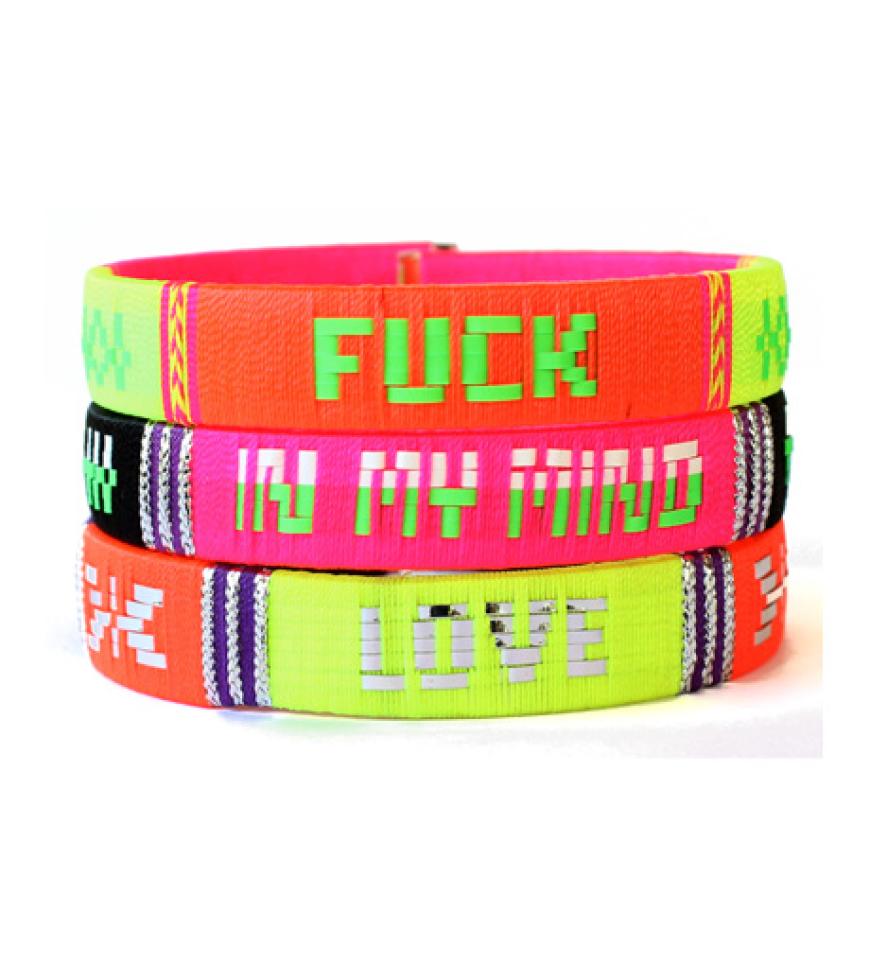 13. Oktober 2012: What the f*ck...?!? Mit eindeutigen Botschaften ziehen die quietschbunten Armbänder alle Blicke auf sich. 3er-Set über lestrouvaillesdelsa.fr, ca. 40 Euro