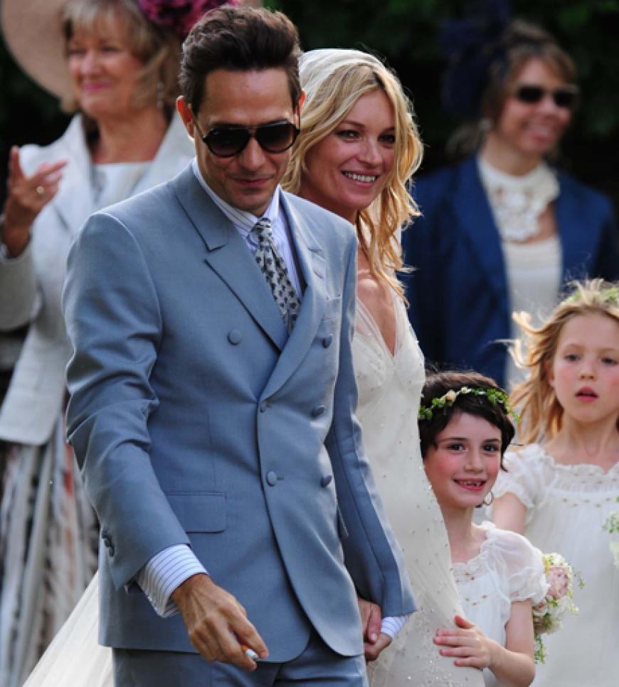 Aber auch Jamie Hince konnte sich sehen lassen: Der Musiker trug einen hellblauen Anzug von Yves Saint Laurent. Seine Sonnenbrille sorgte für eine Extraportion Coolness