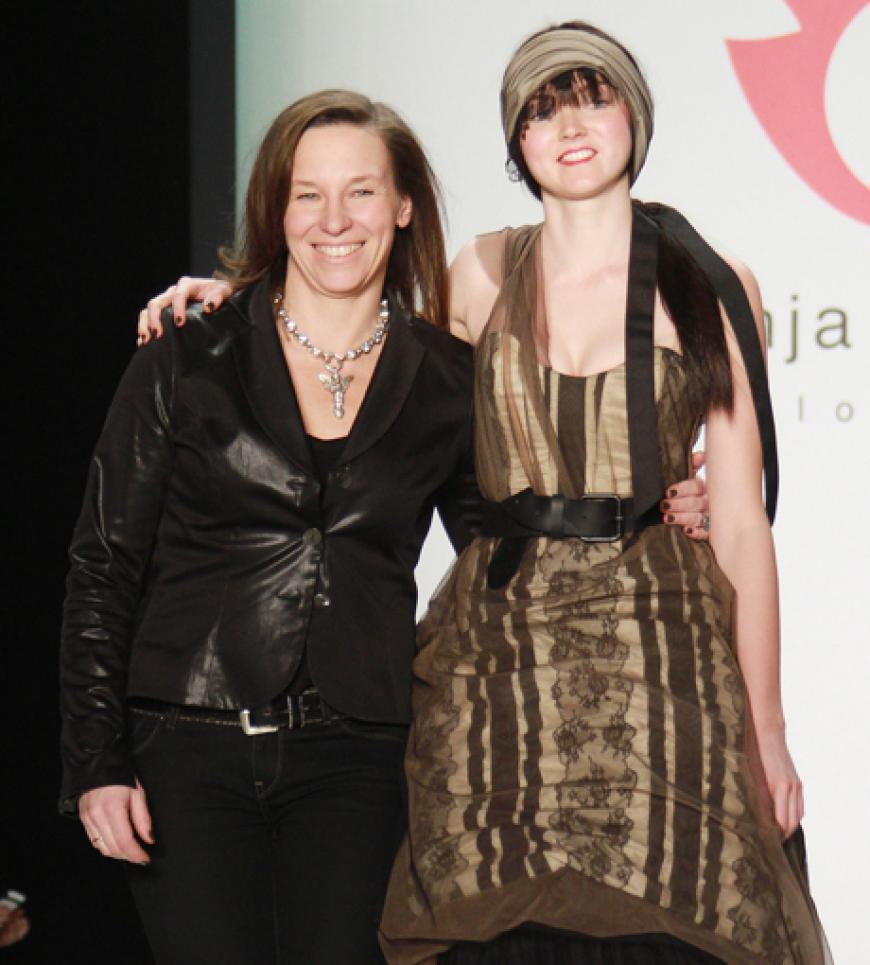 Was für ein Finale! Designerin Anja Gockel lässt sich gemeinsam mit Lily Cole vom Publikum feiern