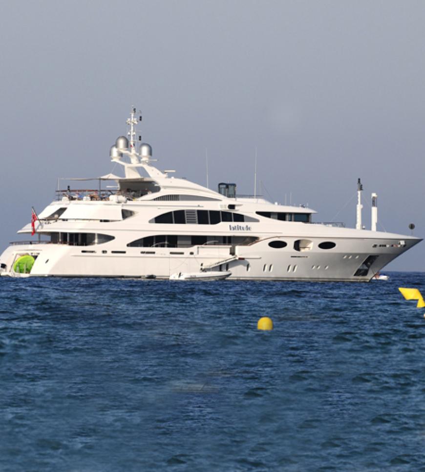 Auf einer Luxus-Yacht verbringt 23-Jährige gemeinsam mit Freunden ihre freien Tage