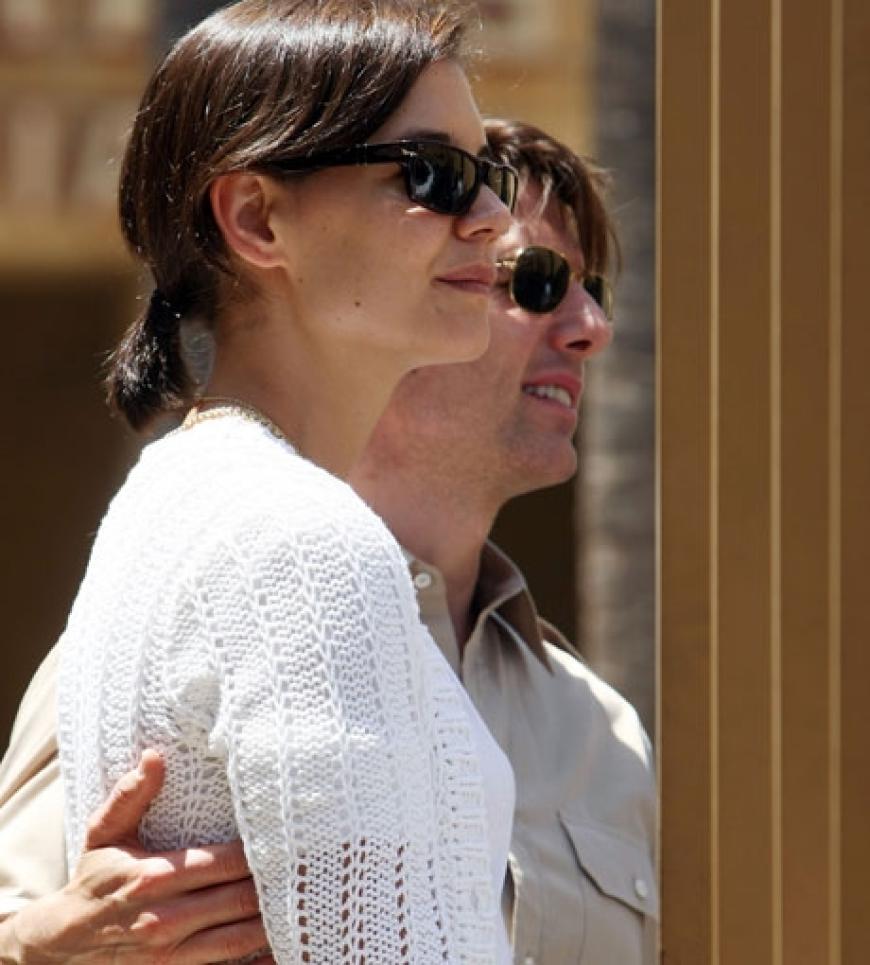 Tom Cruise hält seine Frau Katie ganz fest im Arm
