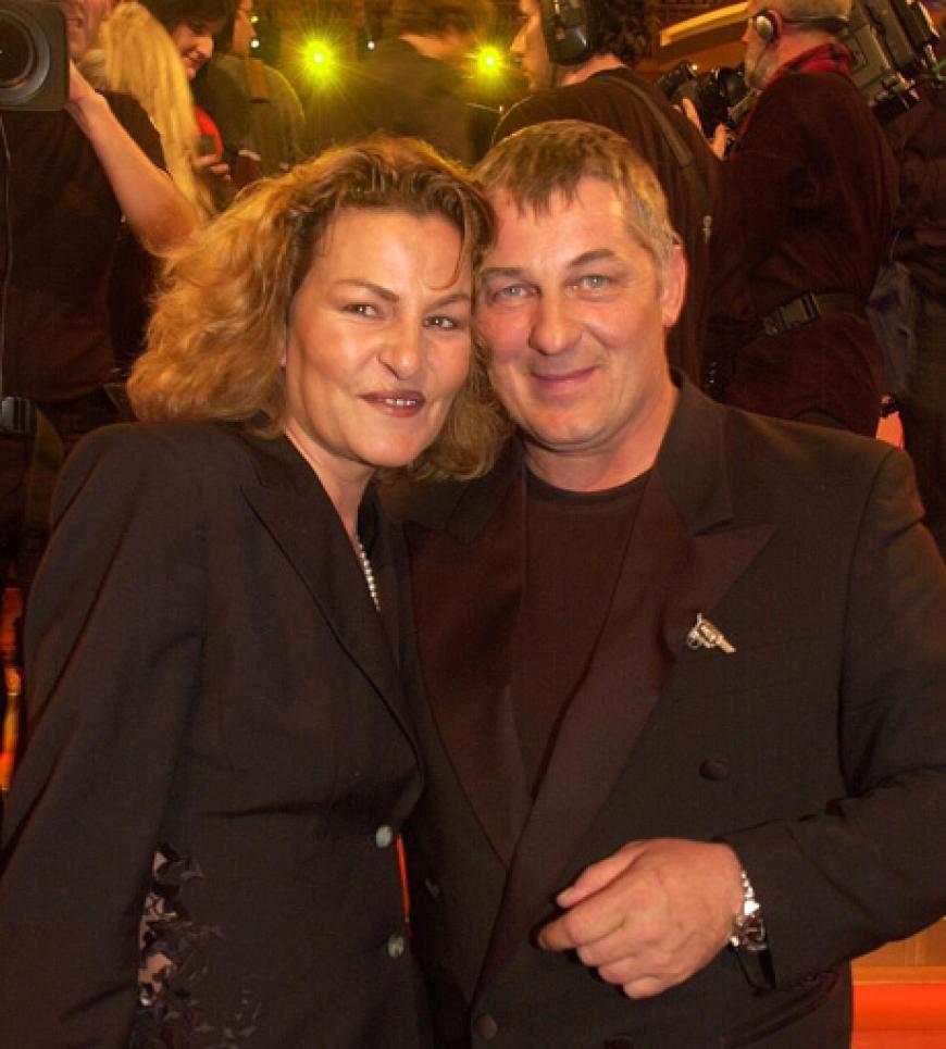 Schwerer Schicksalsschlag für Schauspieler Heinz Hoenig: Er musste sich von seiner Frau Simone Hoenig-Zimmerli verabschieden, die im Alter von 52 Jahren an Herzversagen starb. Die zweifache Mutter hatte seit langem mit gesundheitlichen Problemen zu kämpfen
