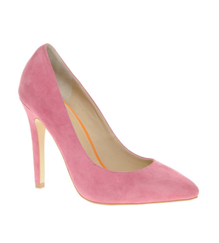 Passen Krysten Ritter perfekt: Wildleder-Pumps über asos.de, ca. 75 Euro