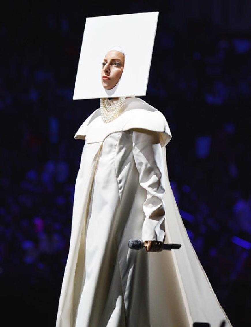 Und da war sie nun: Lady Gagas Auftritt wurde sehnsüchtig erwartet. Sie eröffnete die Show mit einem Broadway-Monolog und zog sich gleich mehrmals um