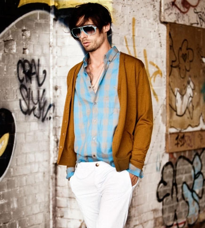 Cardigan mit
V-Ausschnitt von Cos, ca. 60 Euro. Kariertes Baumwollhemd von Lacoste, ca. 100 Euro. Hellblaue Chinos von Acne, ca. 160 Euro. Sonnenbrille von Carrera