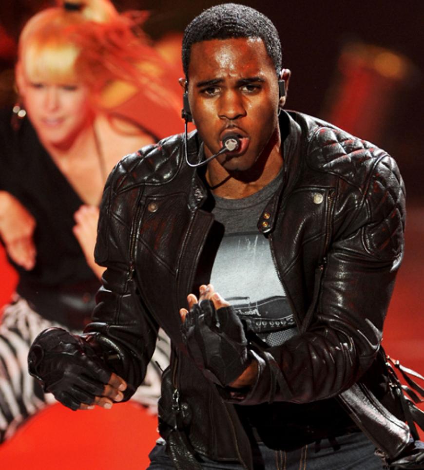 Heiß, heißer, Jason Derulo! Der Sänger performte live und heizte ordentlich die Stimmung auf
