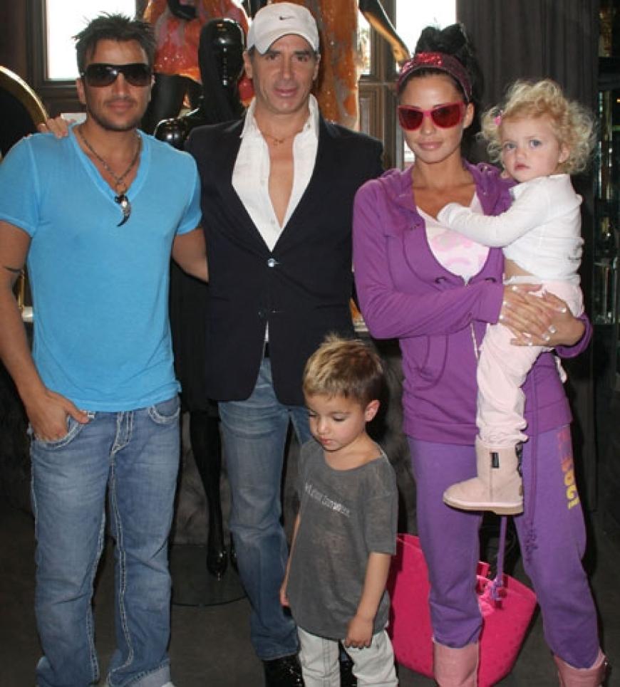 Peter André und Katie Price haben zwei gemeinsame Kinder. Junior Andre, 3, und Princess Tiaamii, 1. Price brachte außerdem den sechsjährigen Harvey mit in die Ehe. Der Junge leidet seit seiner Geburt an einer Behinderung