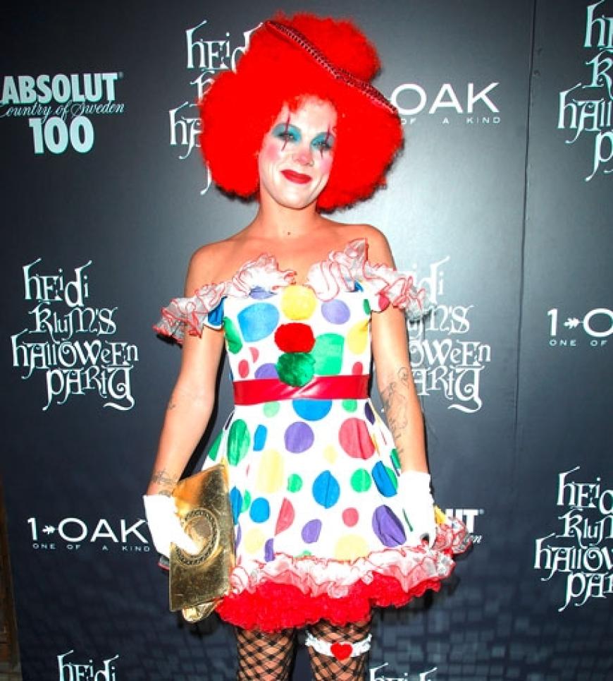 Hinter dieser roten Perücke steckt Sängerin Pink. Zum altbekannten Clowns-Kostüm trägt sie sexy Netzstrümpfe