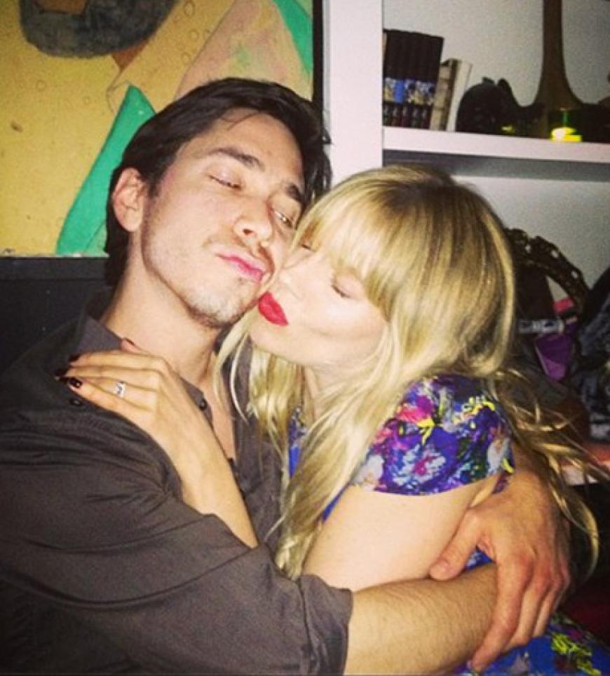 Hat Sienna Miller etwa einen Neuen? Nein, sie posiert nur mit ihrem Kumpel Justin Long für ein Knutschbild. Na Gottseidank!