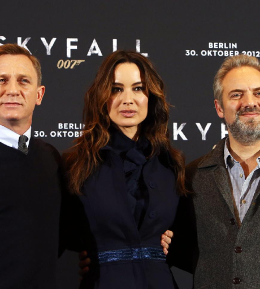 Hauptdarstellern Daniel Craig und Berenice Marlohe soiwe Regisseur Sam Mendes beim Photocall im Berliner Adlon Hotel