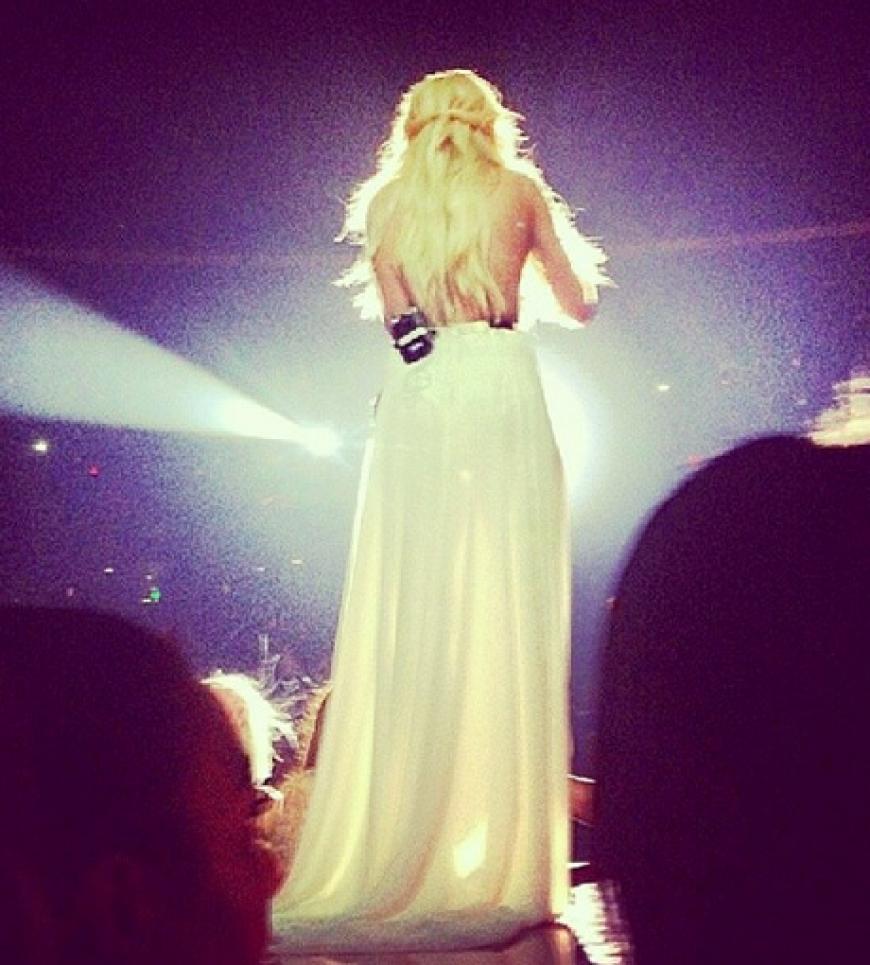 Ellie Goulding trat auf. Ihr Outfit erinnerte ein bisschen an