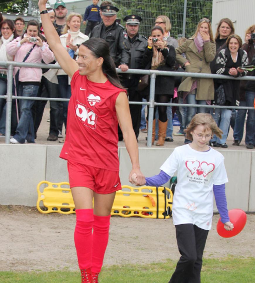 Gemeinsam mit einem kleinen Balljungen lief Jorge aufs Feld