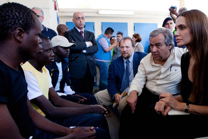 Jolie und Antonio Guterres im Gespräch mit den Flüchtlingen.
