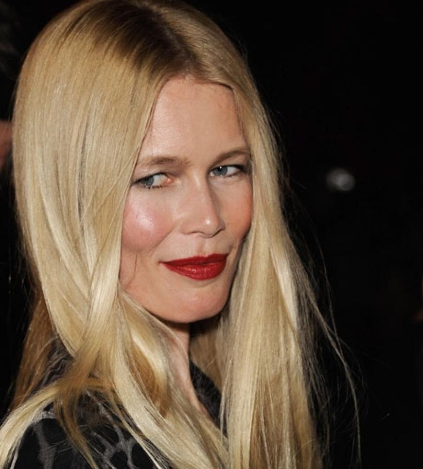 Ein echter Hingucker! Der rote Lippenstift von Claudia Schiffer sorgt für Kontraste