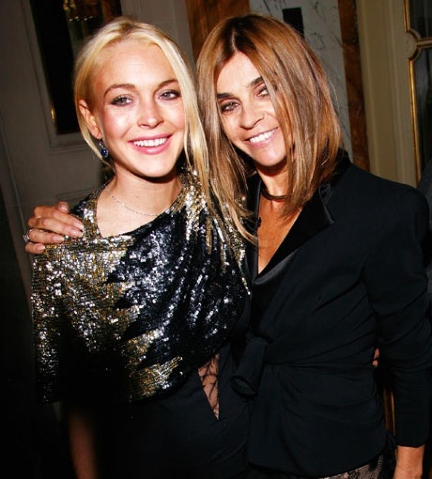 Arm in Arm: Lindsay Lohan posiert mit der Chefredakteurin der französischen