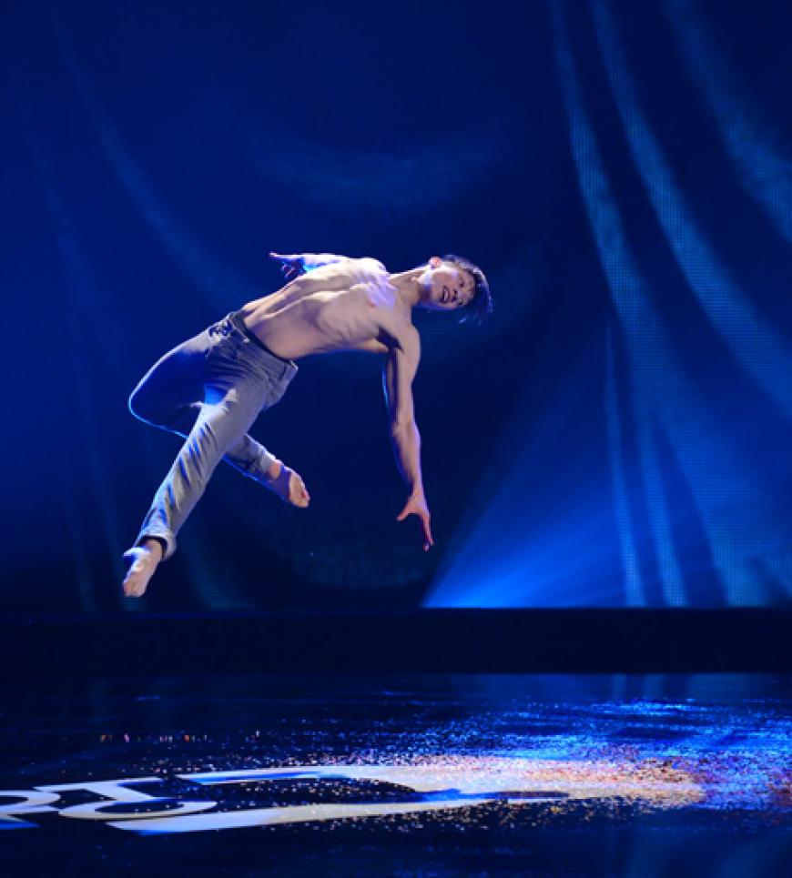 Der 22-Jährige tanzt eine wunderschöne Jazzballetart und verzaubert die Jury und das Publikum