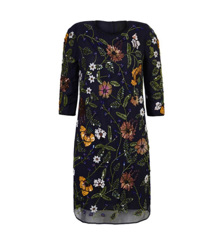 Schlichte Eleganz: schwarzes´ Etuikleid mit Paillettenblumen von InWear, ca. 340 Euro