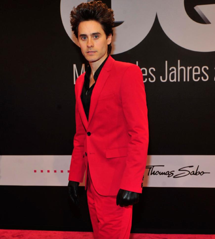 Dieser Mann brachte hingegen die Frauenherzen zum Schmelzen - trotz seines knallroten Anzugs: Schauspieler und Sänger Jared Leto (wurde übrigens in der Kategorie