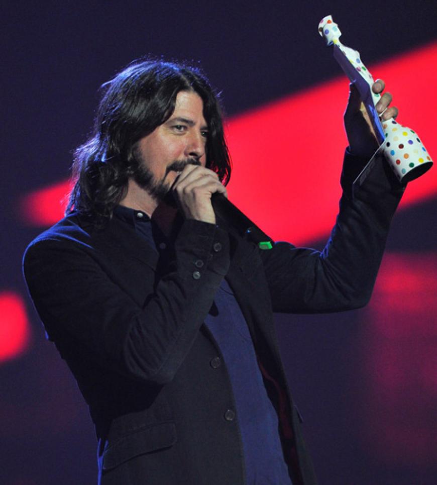 Dave Grohl überreicht den Award für Beste Gruppe International an The Black Keys