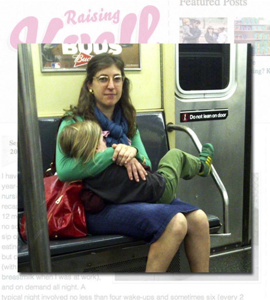 Für dieses Foto gab es harsche Kritik: 2011 stillte Mayim Bialik ihren dreijährigen Sohn in einer New Yorker U-Bahn