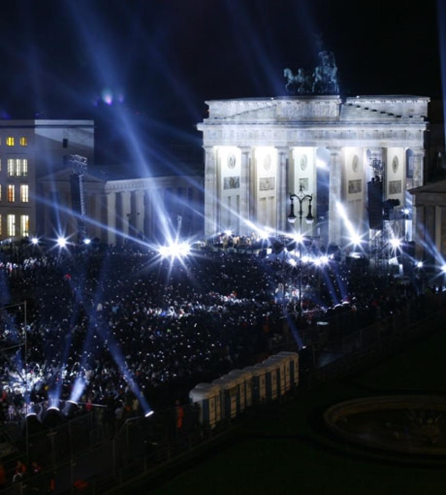 Zum 20. Jahrestag des Mauerfalls gab die irische Rockband ein Gratiskonzert vor tausenden von Fans. Anschließend wurde die Band bei den MTV Awards als beste Live-Band ausgezeichnet