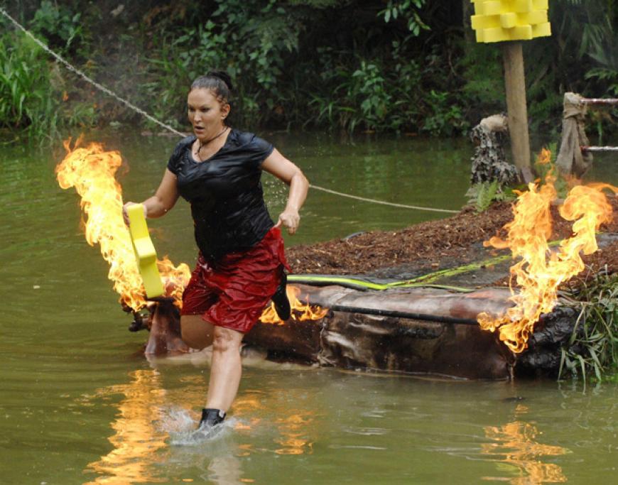 Die drei abgebrannten Stars dürfen bei dieser Feuertaufe einen heißen und nassen Parcours absolvieren: Zunächst schwimmen sie durch das Wasser zu einer Insel, holen einen Stern und müssen dann durch einen Feuerwand wieder ins Wasser springen. Anschließend müssen sie mit dem Stern an das Ufer schwimmen und eine glitschige Wand hochklettern. Oben angekommen den Stern aufspießen - fertig