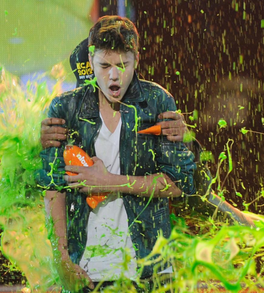 Attacke! Der ganze Schleim spritzt auf Justin Bieber