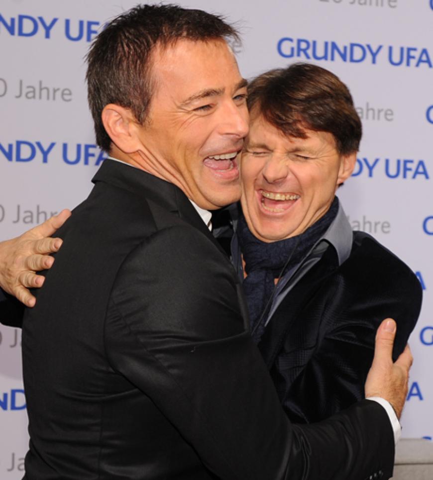 Jan Sosniok (l) und Wolfgang Bahro begrüßten sich überschwenglich auf dem Roten Teppich