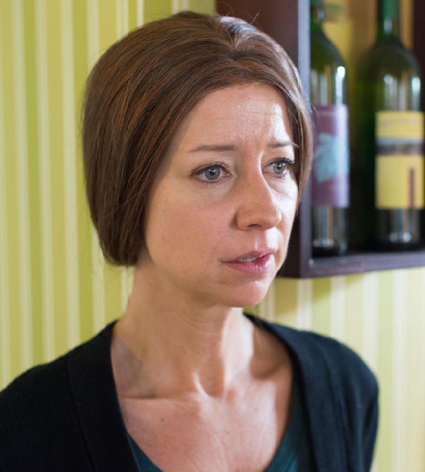 Ute (Isabell Hertel) mit Perücke