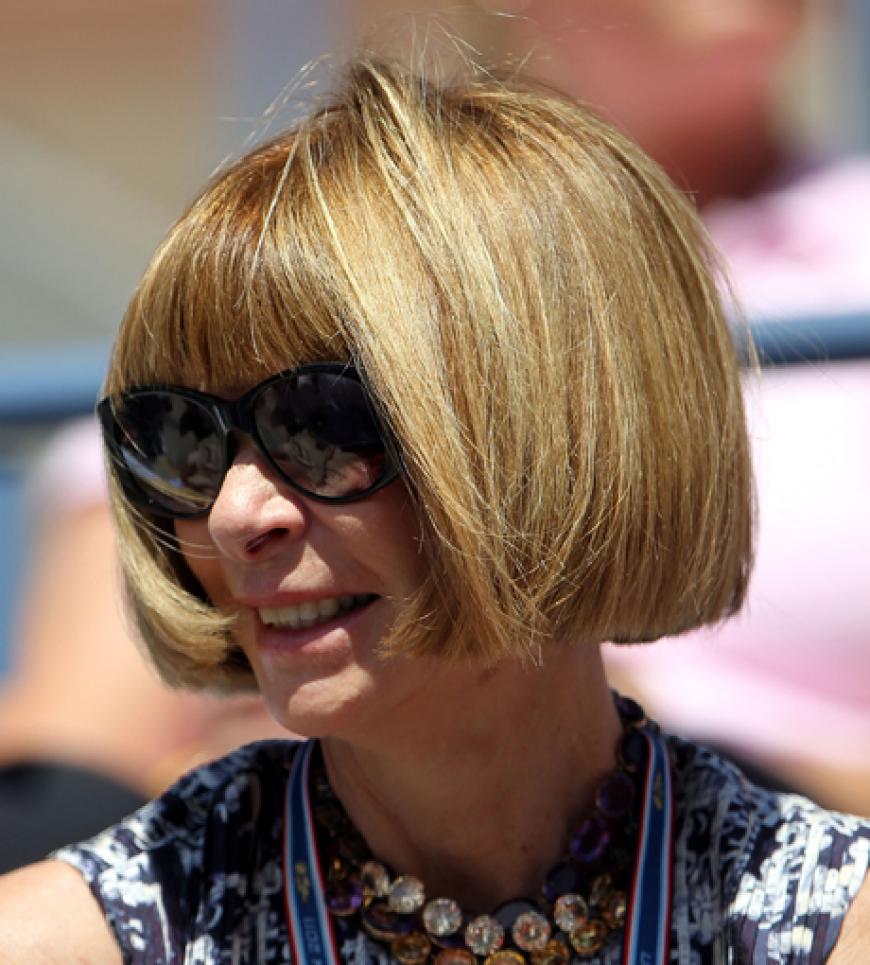 Auch zwischen all den Zuschauern leicht zu erkennen, dank ihrem Pagenkopf: Anna Wintour